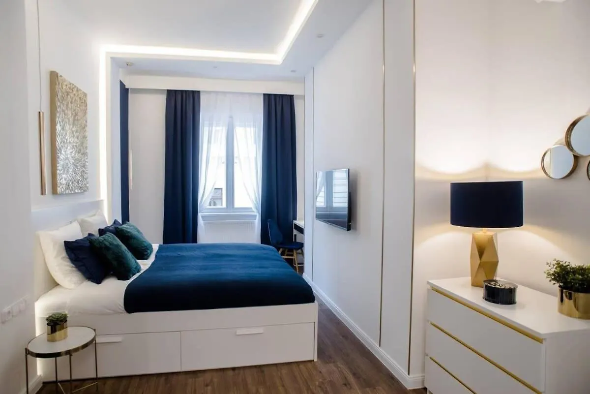 Elegant Design Home In Vibrant Center Boedapest 0*,