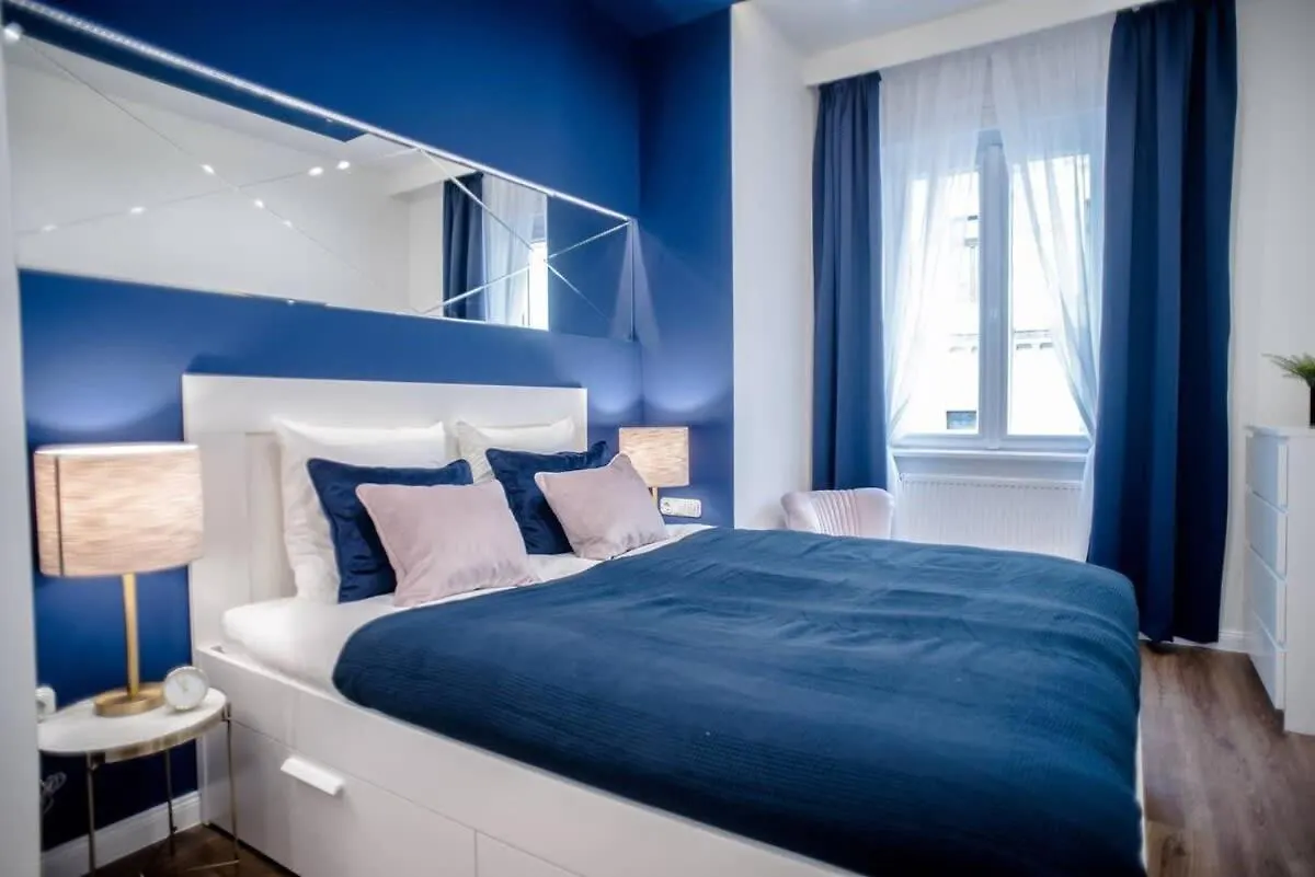 Contacten van Elegant Design Home In Vibrant Center
